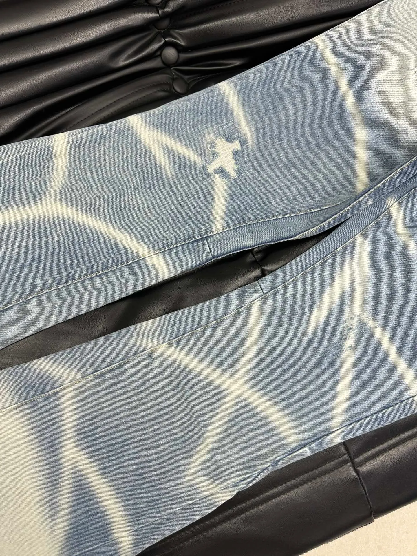 #8103 P240💰 GALLERY DEPT High Street Washed Embroidery Color Letters Water Ripple American Flare Pants Jeans -Original purchase and pattern making to truly restore the ultimate vintage texture -Original hardware accessories, washed and other elevators, QR code analysis are all purchased from the original factory, high degree of restoration, you are welcome to compare with a certain product ~ -Three-dimensional version Loose and comfortable, not picky about the figure, taller and slimmer, factory Seiko, original factory quality control, same style for men and women, can be matched with couples Versatile recommendation: must-have jeans for all seasons Color: blue Size: S-XXL (28-36)